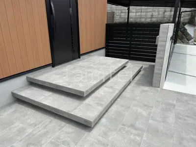 玄関アプローチ 浮遊階段(蹴込み階段) 床タイル張り タカショー セラレバンテ