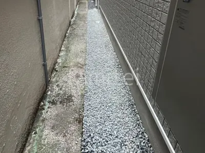 犬走り 防犯砂利敷き バラス砕石 防草シート加工
