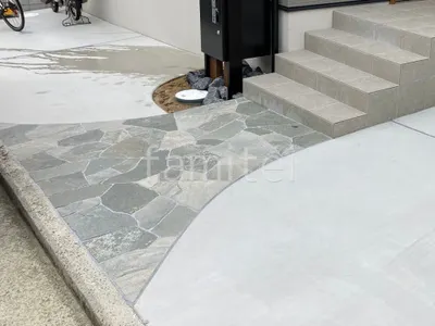 玄関アプローチ床 石貼り 乱形石 石英岩