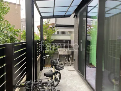 １階テラス屋根 （雨除け） LIXIL 独立式フーゴFテラス フラット屋根 独立式 スタンダード アルミ形材 フェンス YKKAP シンプレオYS2型 横スリット 目隠し タイルデッキ 壁1面  LIXIL ベスパ ストーン調