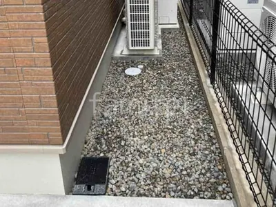 犬走り 防犯砂利敷き バラス砕石 防草シート加工