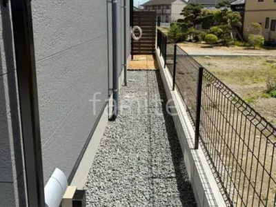 境界フェンス塀 YKKAP イーネット3F型 CBブロック積 犬走り 防犯砂利敷き バラス砕石 防草シート加工