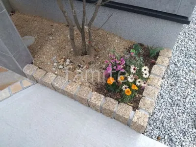 ピンコロ石花壇 