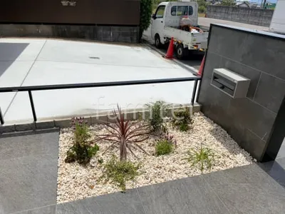 化粧砂利敷き ライトイエロー 植栽 下草