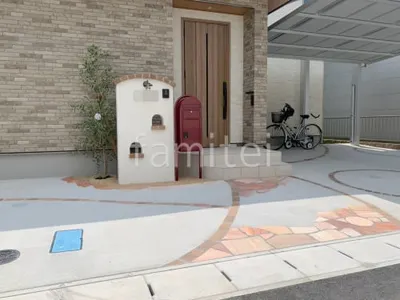 玄関アプローチ 土間コンクリート 床石貼り 乱形石 フラミンゴ 縁取り レンガ