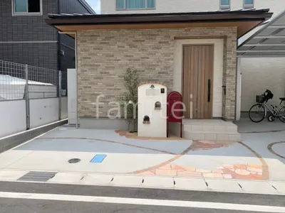 玄関アプローチ 土間コンクリート 床石貼り 乱形石 フラミンゴ 縁取り レンガ