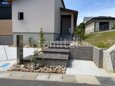 玄関アプローチ 浮遊階段(蹴込み階段) 床平板敷き ユニソン リビオ 土留め 化粧ブロック ユニソン ジャスティ 機能門柱 施主支給