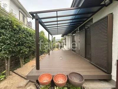人工木デッキ LIXIL 人工木 樹ら楽 プレーンタイプ 1階テラス屋根 (雨除け) YKKAP ソラリアF フラット屋根 スタンダード 壁付