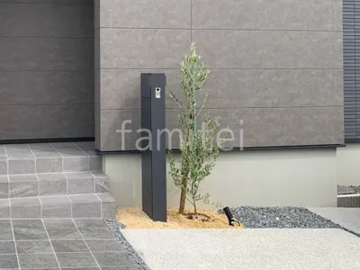 宅配ボックス門柱 YKKAP オルフェス 植栽 シンボルツリー オリーブ 照明 Panasonic LEDスポットライト・スパイク付 LGW40091LE1