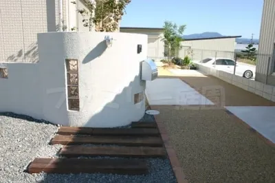 枕木　外壁ガラスブロック