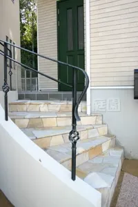 アプローチ 階段 自然石乱系貼り　手すり