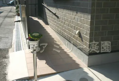 スロープ・手すり　タイル貼りアプローチ