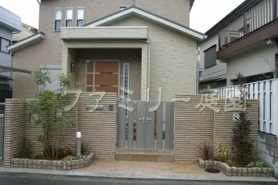 タイル門柱　シンボルツリー:シマトネリコ