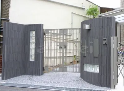 シンプルモダン　ガラスブロック門柱　門扉