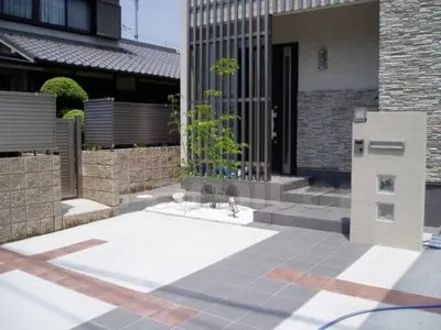 ガラスブロック門柱　アプローチタイルデザイン