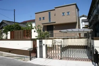 クローズ外構　伸縮門扉