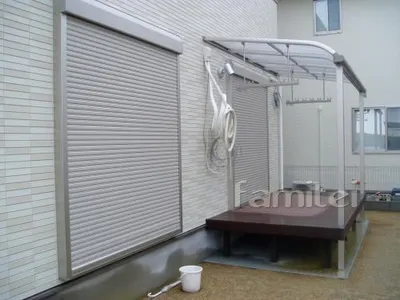 テラスデッキ　ベランダ竿掛け　テラス屋根