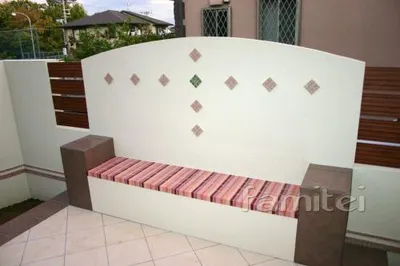 塀にタイルでアクセント