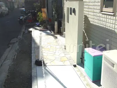 土間、自然石乱貼り