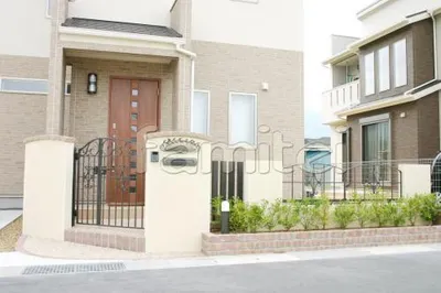 門まわり　レンガ花壇