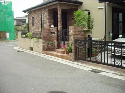 タイル貼 門柱 跳ね上げ門扉キャスティナ