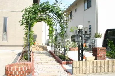 アーチ　レンガ花壇