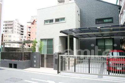 カーポート　TOEXキューブポート2台　跳ね上げ門扉:ワイドオーバードア