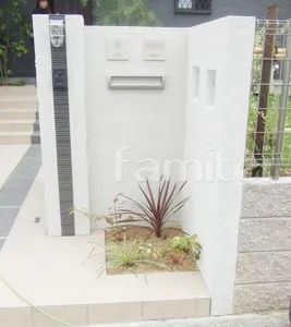 植栽:ベニドラ 二世帯門柱　郵便ポスト