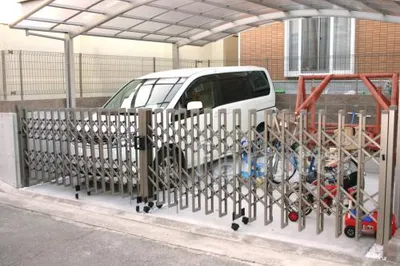 伸縮ゲート:カムフィS(三協立山アルミ)　傾斜地用