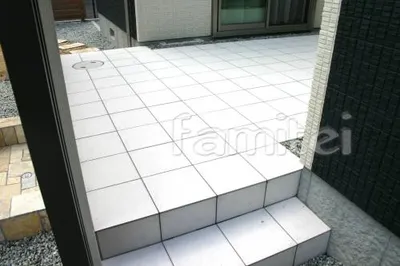 中庭　タイルデッキステップ