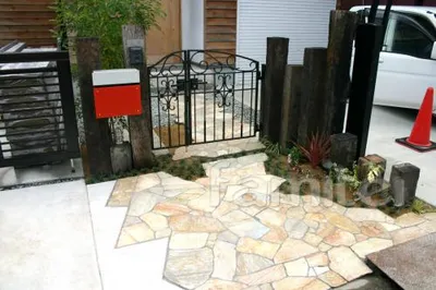 門まわり　乱形石貼