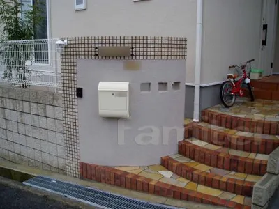 アプローチ階段　モザイクタイル門柱・乱形石貼
