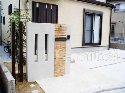 ≪門柱≫美ブロ仕上げ　【角柱】(タカショー)エバーアートウッド【照明】(セキスイ)ゼロフランジライト