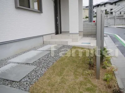 アプローチ　コンクリート　高麗芝芝生