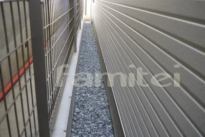 犬走り　防犯砂利バラス