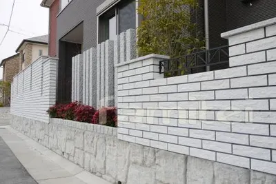 白御影石柱　壁タイル貼 INAXライトクリスタCTY