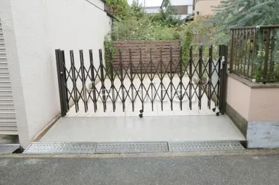 車庫まわりリフォーム　伸縮ゲート　床タイル貼(INAX　ロッセクラシコ)