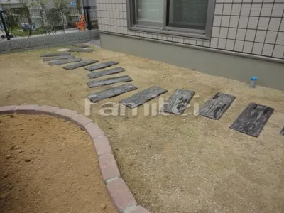 アプローチ 枕木風コンクリート  TOYO スリーパーペイブ 芝生張り 姫高麗芝