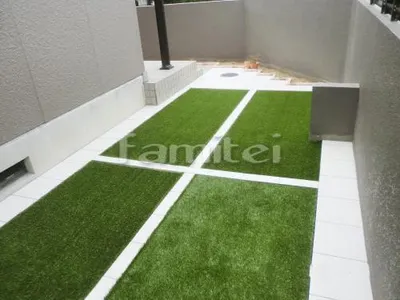 本物そっくり人工芝&タイルデッキ