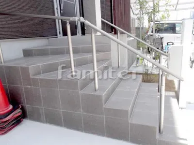 アプローチ階段 手摺グリップライン 床タイル貼りグレイスランド