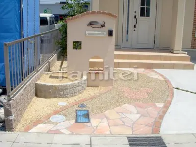 アプローチ 床洗い出し 乱形石 縁ラインレンガ敷き