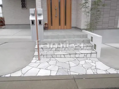 アプローチ 床乱形石貼り 石英岩
