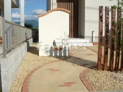 洋風ホワイト門柱 塗り壁 ベルモアート レンガ笠木