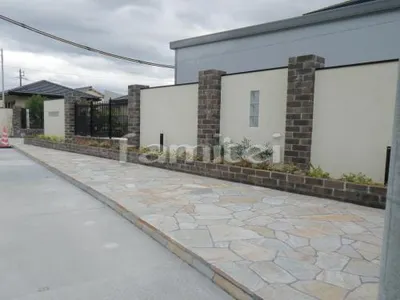 目隠しレンガ塀 塗り壁 吹きつけ塗装 スタッコ風リシン ガラスブロックデザイン 乱景石貼り歩道 石英岩