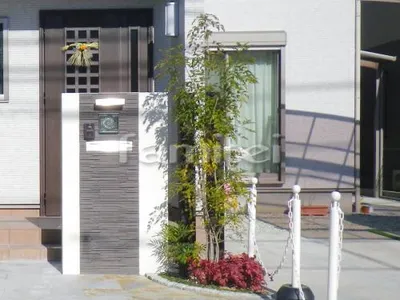 花壇 ピンコロ石 植栽 シマトネリコ シンボルツリー 常緑樹 下草 低木