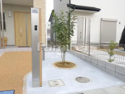 機能門柱 サークルデザイン花壇 ピンコロ石 シンボルツリー シマトネリコ 常緑樹 植栽