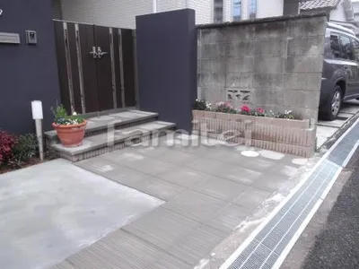 玄関アプローチ 床石貼り ユニソン ベガス 平板敷き 溝蓋(みぞふた) 細目ノンスリップグレーチング レンガ積み花壇