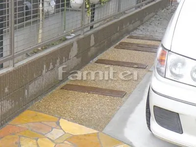 玄関アプローチ通路 床洗い出し仕上げ 茶美利砂利 コンクリート製枕木(擬木)ステップ ニッコーエクステリア リアルウッドランバー床材 LY-70