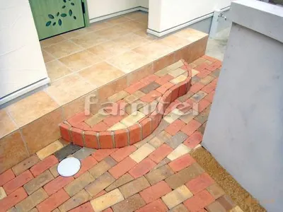 玄関ポーチステップ 床レンガ敷き ユニソン ソイルレンガペティート カーブ曲線デザイン