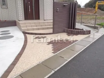 玄関アプローチ階段 踏み場 床洗い出し仕上げ ワイズ ストーンパス 蹴上げ縁ライン アンティークレンガ敷き カーブ曲線デザイン